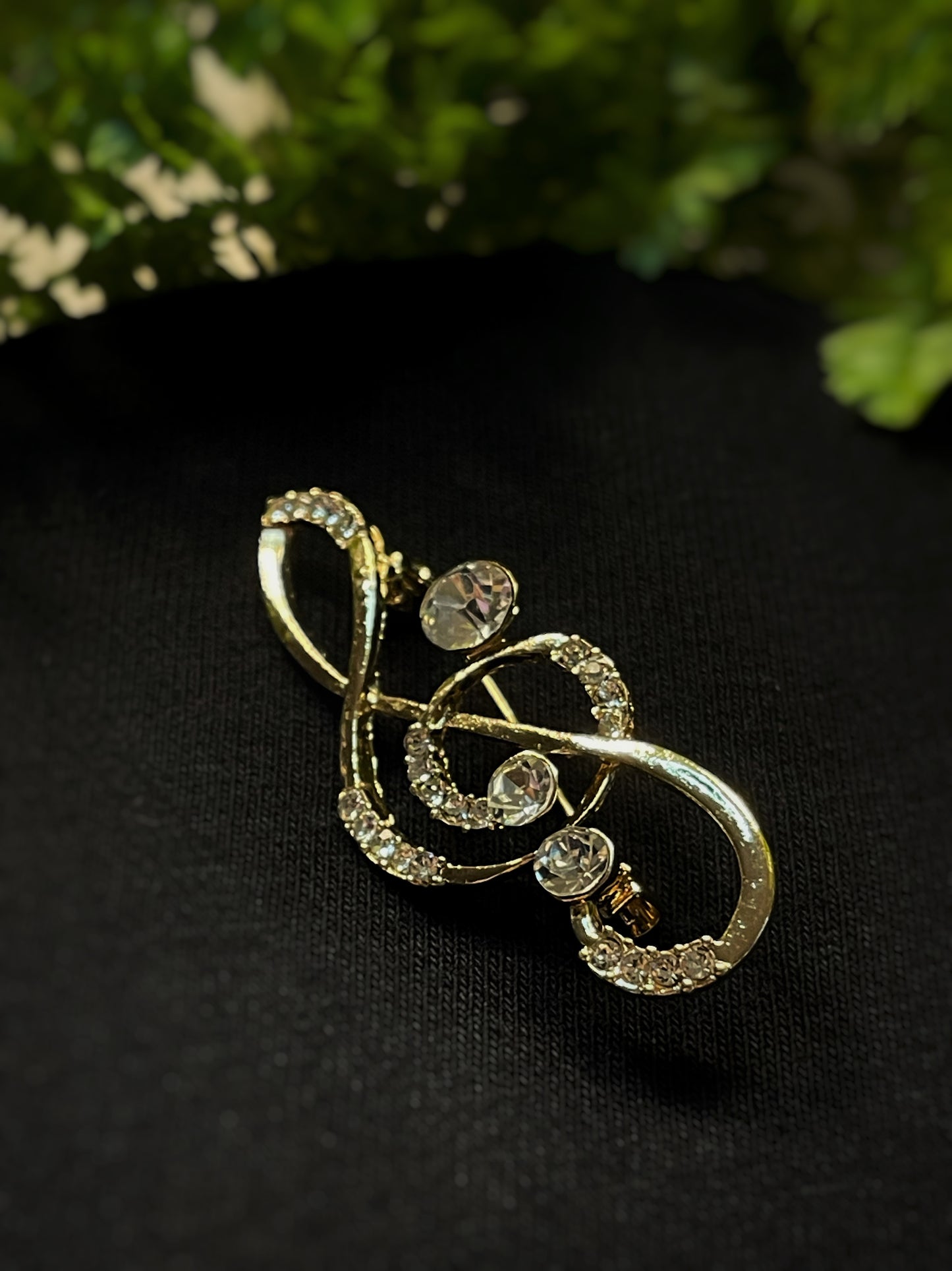 Sparkle/Pearl Treble Clef Brooch
