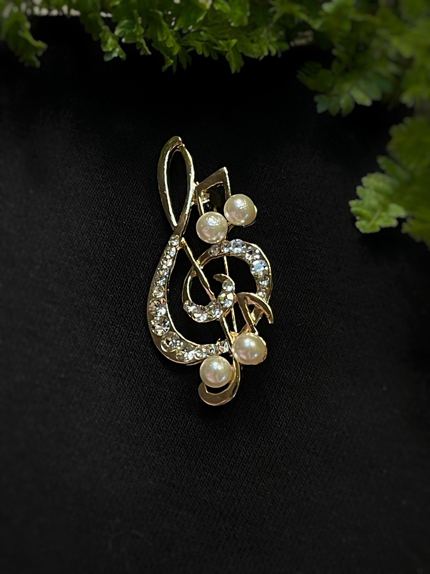 Sparkle/Pearl Treble Clef Brooch
