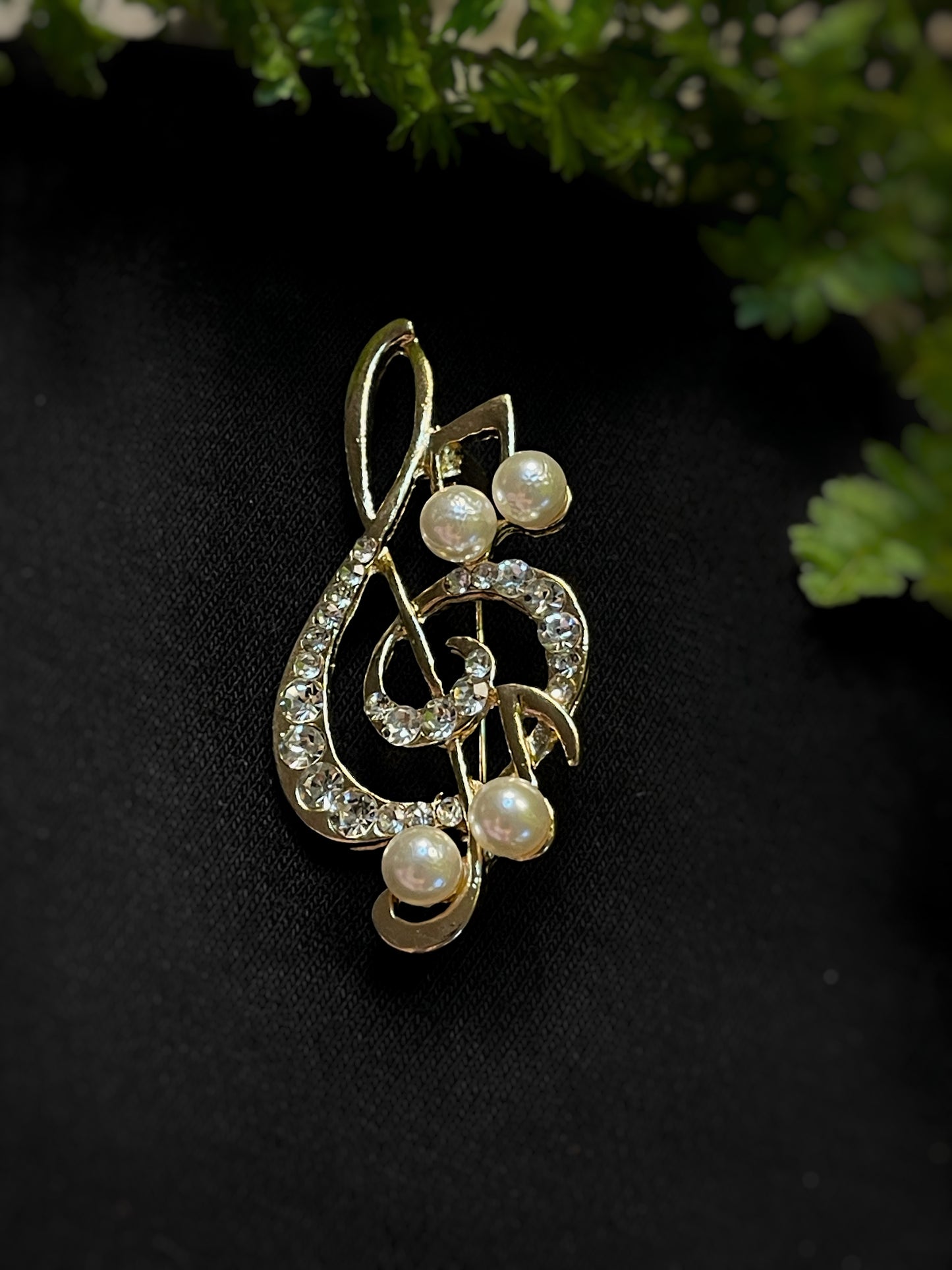 Sparkle/Pearl Treble Clef Brooch